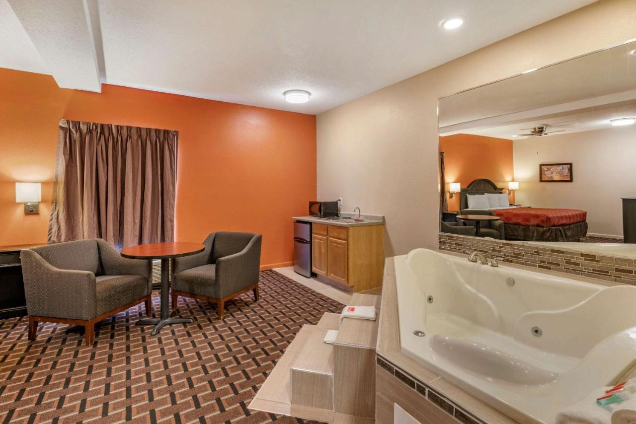 Econo Lodge Inn & Suites Granite City Exterior photo